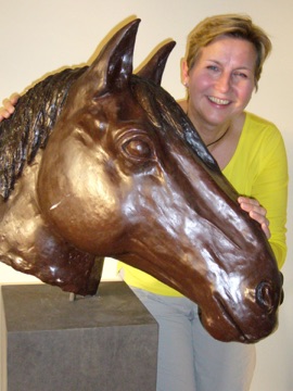 Miriam ter Braak met paardenhoofd